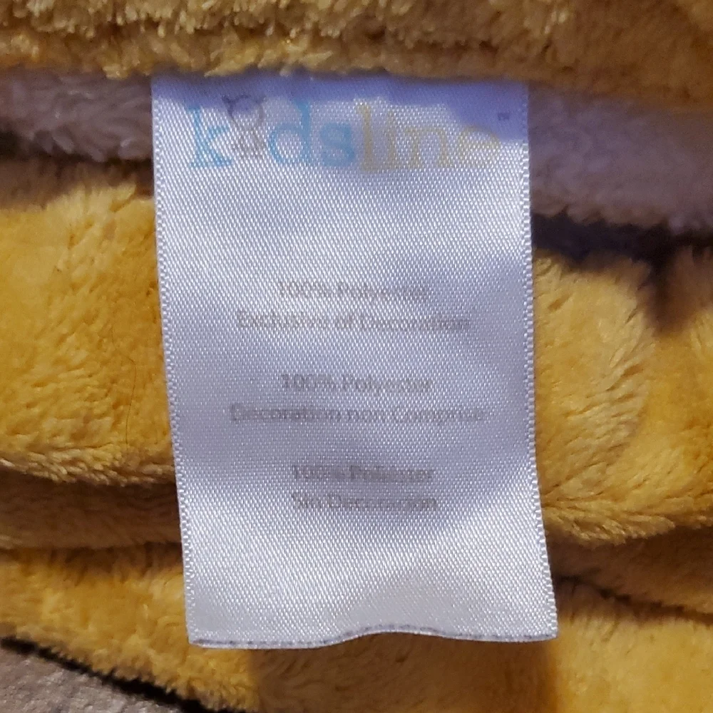 Charming Cream and Yellow Blanket with Giraffe Motif